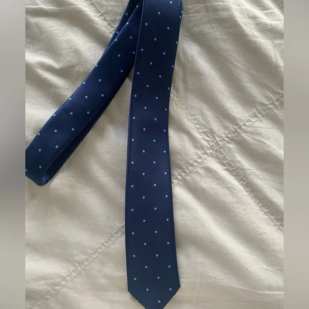 Tommy Hilfiger Big Boys Neck Tie.  Navy blue w Light Blue dots. Never Worn.
